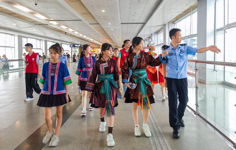 来自广西三江四个少数民族的6名学生在皇岗边检站民警陪同下参观福田口岸。（来源：皇岗边检站）.jpg